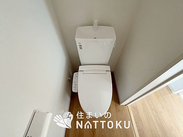 【トイレ】汚れてもサッとひと拭きでお手入れ簡単、エコ仕様の温水洗浄便座付きのトイレです。
バリアフリーにも配慮しています。