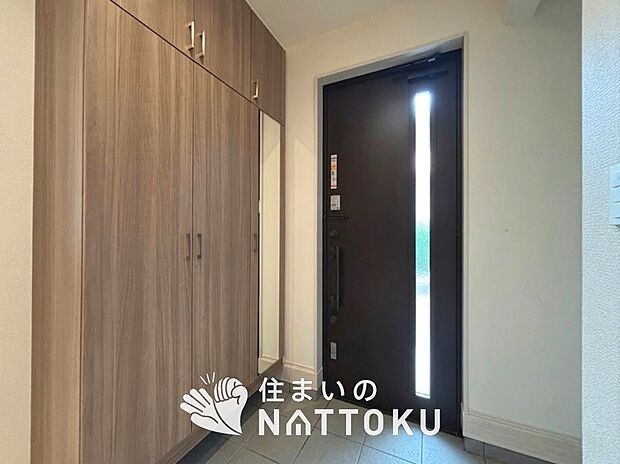 【現地写真(玄関)】玄関には、大型のシューズ収納を設置しています。