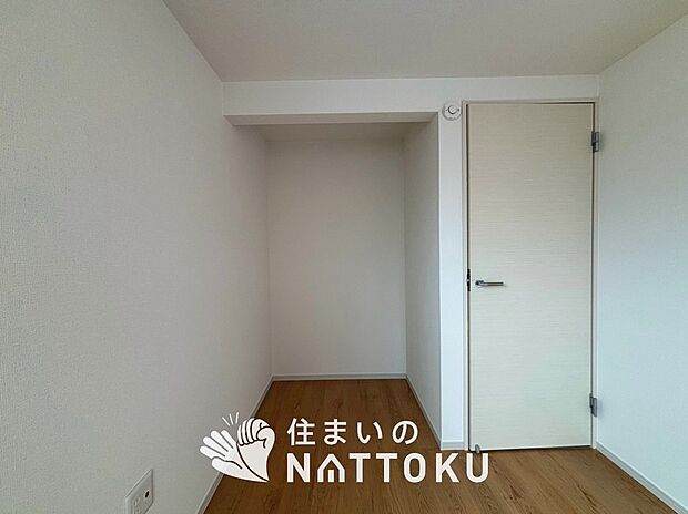 【現地写真(洋室)】木目の美しさを際立たせるシンプルデザインの建具を使用しています。