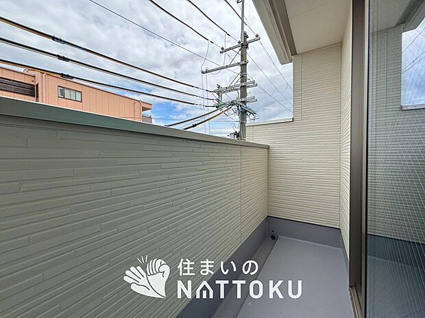 【バルコニー】奥行きが広く、洗濯物をゆったりと干せる十分な広さで、家族の洗濯も捗ります。