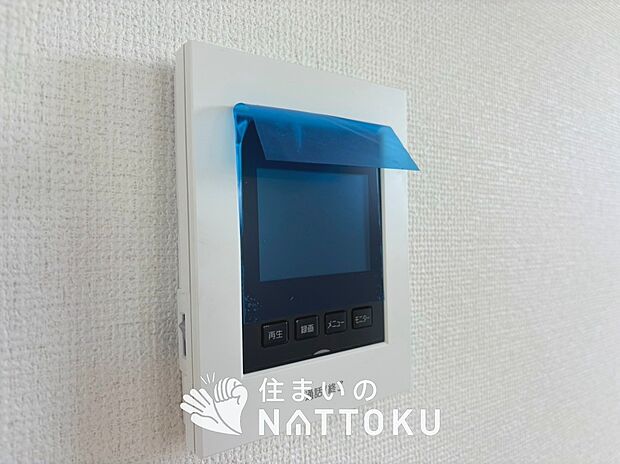 【TVモニター付インターホン】来訪者を画像と音声で確認できる、防犯性に優れた安心のシステム。
スッキリしたデザインで、誰でも簡単に操作できます。