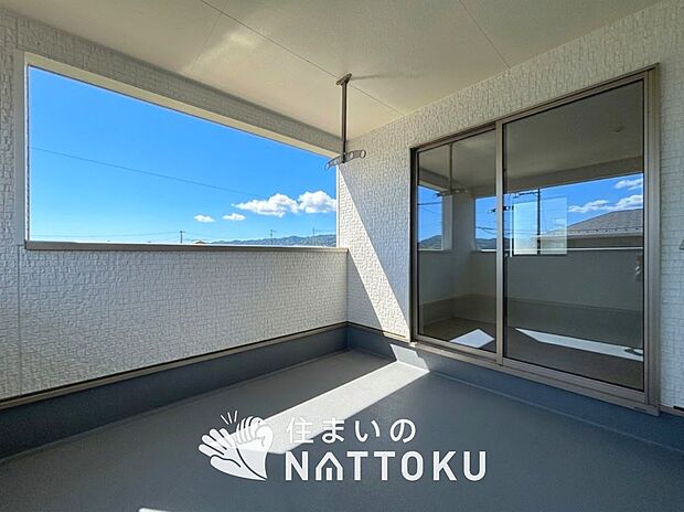 【バルコニー】奥行きが広く、洗濯物をゆったりと干せる十分な広さで、家族の洗濯も捗ります。