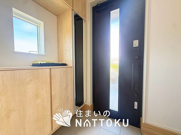 【現地写真(玄関)】玄関には、大型のシューズ収納を設置しています。