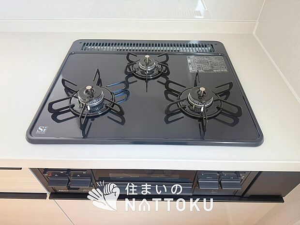 【ビルトインコンロ】フラットな構造で清掃性が高く、過熱防止センサー付3口タイプで日頃の家事も快適です。