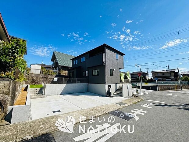 【現地写真(前道含む外観)】健康被害に配慮したもっとも安全性の高い建材を採用し、シックハウス対策をしております。