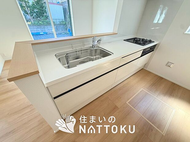 【現地写真(キッチン)】収納たっぷりのシステムキッチン、浄水器付水栓を標準装備しています。