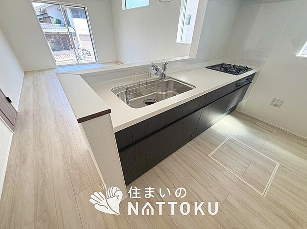 【現地写真(キッチン)】収納たっぷりのシステムキッチン、浄水器付水栓を標準装備しています。