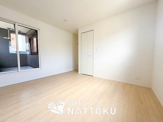 【現地写真(寝室)】木目の美しさを際立たせるシンプルデザインの建具を使用しています。