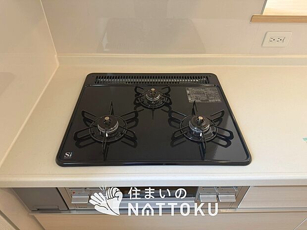 【ビルトインコンロ】フラットな構造で清掃性が高く、過熱防止センサー付3口タイプで日頃の家事も快適です。