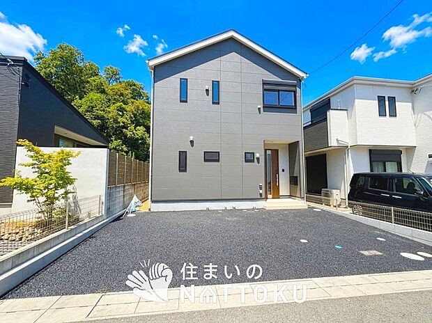 【現地写真(外観)】雨で汚れを落とし、耐久性・耐候性に優れた外壁を使用しています。