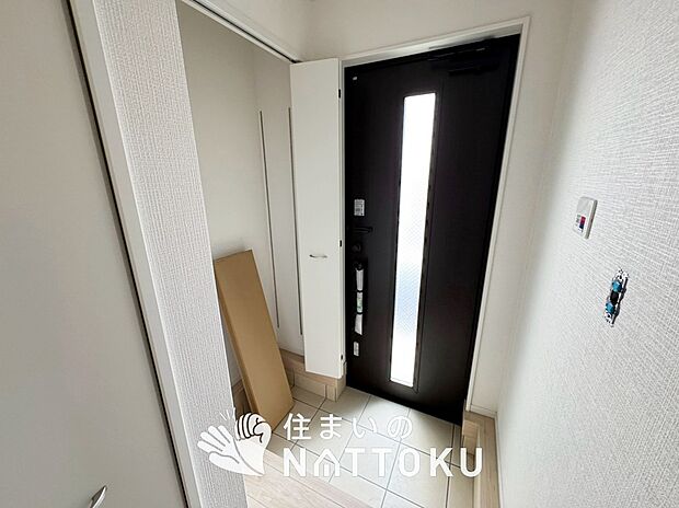 【現地写真（玄関）】玄関には、大型のシューズ収納を設置しています。