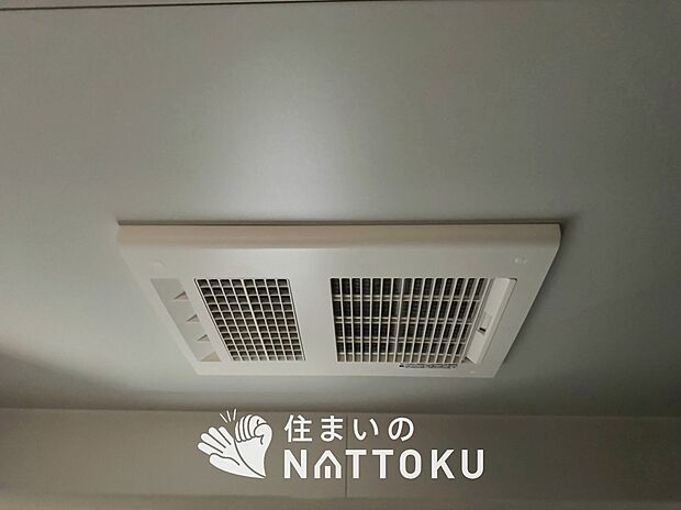 【浴室換気乾燥暖房機】サイドブロー機能で、乾燥効率アップです。
サイドに吹き出しを搭載することにより浴室内を端まで循環する気流ができ、さらに省エネ性能がアップします。

