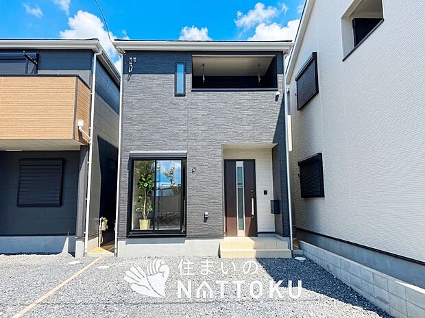 【現地写真（外観）【３号地】】軽くて火災に強い屋根材を採用し、地震時の建物への負担や揺れを軽減しています。