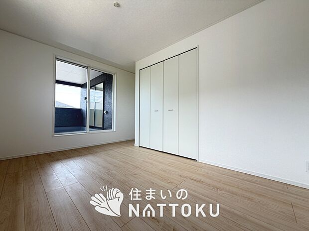 【現地写真（寝室）】木目の美しさを際立たせるシンプルデザインの建具を使用しています。