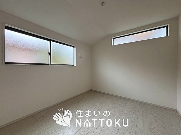 【現地写真(洋室)】木目の美しさを際立たせるシンプルデザインの建具を使用しています。