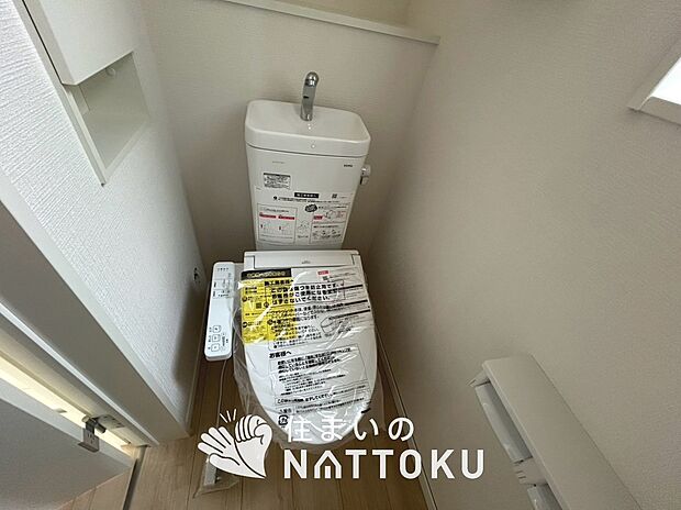 【トイレ】汚れてもサッとひと拭きでお手入れ簡単、エコ仕様の温水洗浄便座付きのトイレです。
バリアフリーにも配慮しています。
