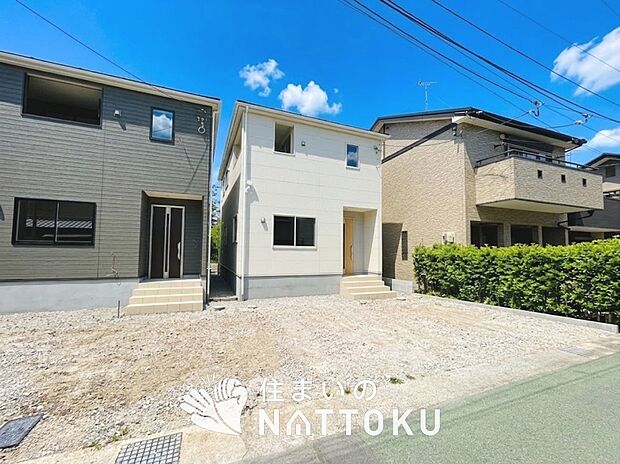 【現地写真（外観）【１号地】】軽くて火災に強い屋根材を採用し、地震時の建物への負担や揺れを軽減しています。