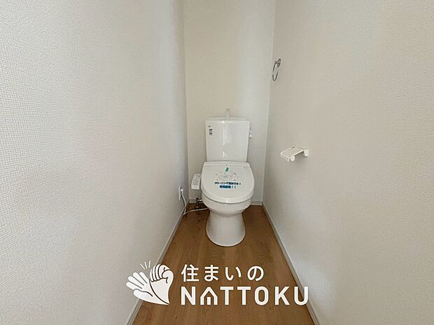 【トイレ】汚れてもサッとひと拭きでお手入れ簡単、エコ仕様の温水洗浄便座付きのトイレです。
バリアフリーにも配慮しています。