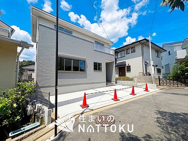 【現地写真(前道含む外観)】お引渡し後も無償の定期点検を行っており、暮らしの安心をお届けしています。