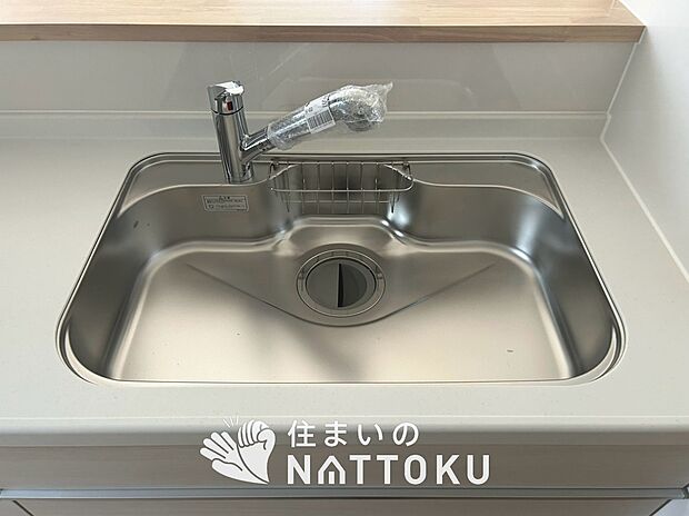 【浄水器一体型シャワー水栓付シンク】広々とした凸型シンクに洗剤ポケットを標準装備。すっきり収納できます。
また、蛇口の先端に浄水器を内蔵しているため場所をとりません。