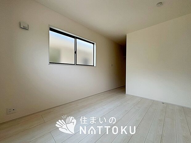 【現地写真（洋室）】木目の美しさを際立たせるシンプルデザインの建具を使用しています。