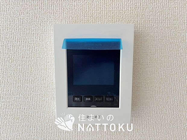 【TVモニター付インターホン】録画機能付きで、自動録画のほか、手動録画もできます。
受話、呼出音量の調整、明るさ調整が可能です。また、来訪者をズーム機能でズームアップして確認できます。
