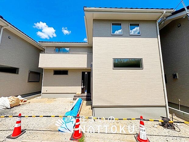 【現地写真（外観）【２号地】】雨で汚れを落とし、耐久性・耐候性に優れた外壁を使用しています。