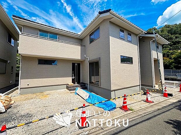 【現地写真（外観）【２号地】】軽くて火災に強い屋根材を採用し、地震時の建物への負担や揺れを軽減しています。