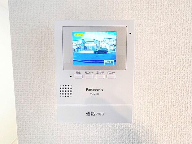 【TVモニター付インターホン】手放し通話ができ、送話表示灯で送話・受話状態が確認できます。
映像と音声で玄関先の様子をチェックできるモニター機能や、夜間の訪問者の顔も確認できるLEDライトを装備しています。