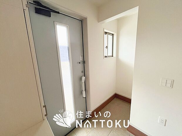 【現地写真（玄関）】玄関には、大型のシューズ収納を設置しています。