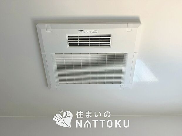 【浴室換気乾燥暖房機】予備暖房や衣類の乾燥に使用できる乾燥機を設置。
雨の日の洗濯物や、部屋干しの衣類等の乾燥に活躍します。