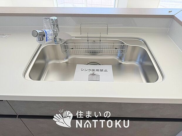 【浄水器内臓ハンドシャワー付シンク】広々とした凸型シンクに洗剤ポケットを標準装備。すっきり収納できます。
また、蛇口の先端に浄水器を内蔵しているため場所をとりません。