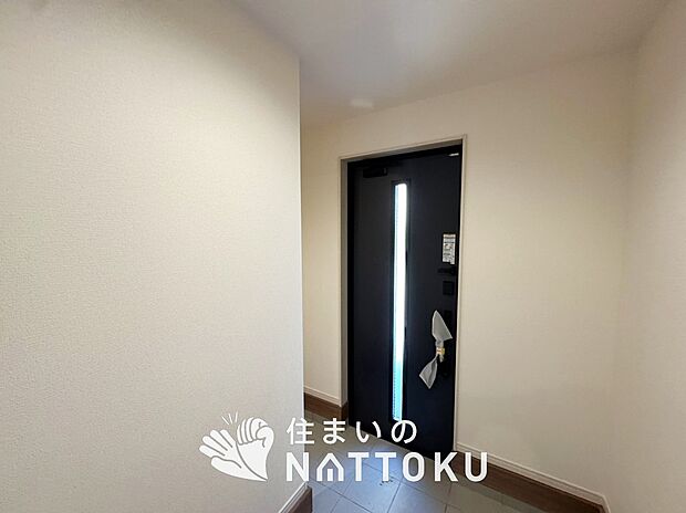【現地写真(玄関)】玄関には、大型のシューズ収納を設置しています。