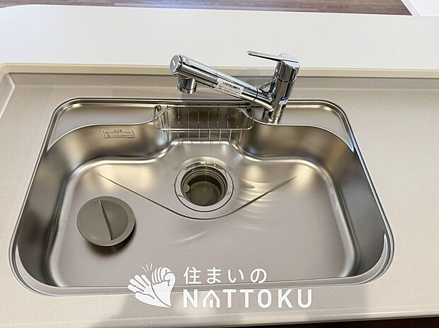 【浄水器内臓型ハンドシャワー付シンク】傷や汚れが付きにくい静音仕様の全面エンボス加工シンク。
また、蛇口の先端に浄水器を内蔵。浄水シャワーが使える毎分4リットルのたっぷり浄水。