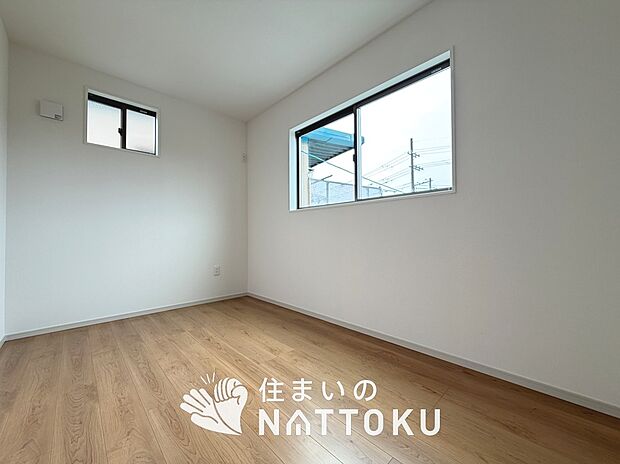 【現地写真（洋室）】木目の美しさを際立たせるシンプルデザインの建具を使用しています。