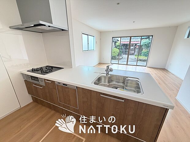 【現地写真（キッチン）】収納たっぷりのシステムキッチン、浄水器付水栓を標準装備しています。