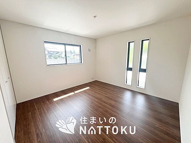 【現地写真(寝室)】木目の美しさを際立たせるシンプルデザインの建具を使用しています。