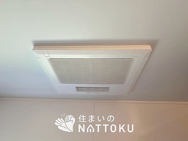 【浴室暖房換気乾燥機】寒い冬場はあたたかく、暑い夏場は扇風機のような心地よさです。
雨の日は、浴室が衣類乾燥スペースになります。