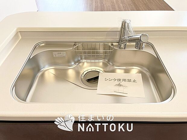 【浄水器一体型シャワー水栓付シンク】傷や汚れが付きにくい静音仕様の全面エンボス加工シンク。
また、蛇口の先端に浄水器を内蔵。浄水シャワーが使える毎分4リットルのたっぷり浄水。