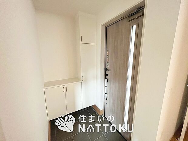 【現地写真(玄関)】玄関には、大型のシューズ収納を設置しています。