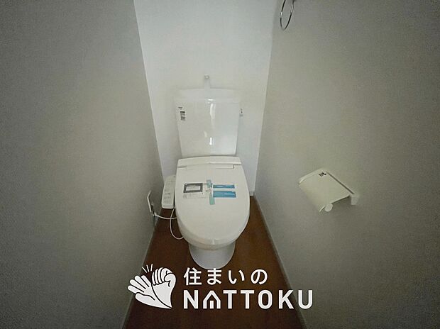 【トイレ】汚れてもサッとひと拭きでお手入れ簡単、エコ仕様の温水洗浄便座付きのトイレです。
バリアフリーにも配慮しています。