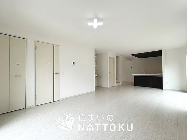 【現地写真（リビング）】フローリング材には、木目、色調など木材特有の風合いがあり、ナチュラルな美しさになっています。
