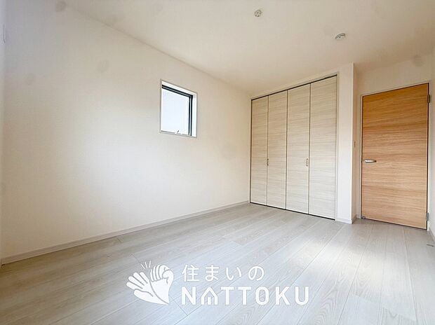 【現地写真（洋室）】木目の美しさを際立たせるシンプルデザインの建具を使用しています。