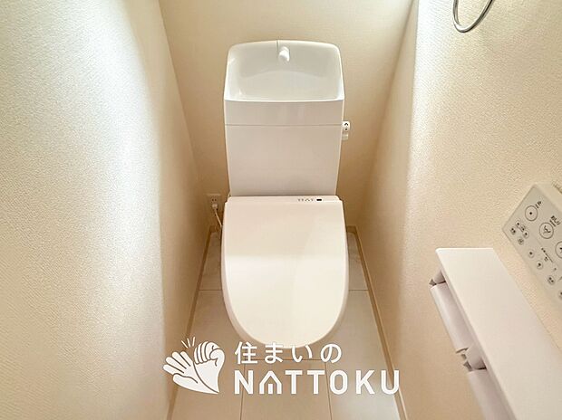 【トイレ】汚れてもサッとひと拭きでお手入れ簡単、エコ仕様の温水洗浄便座付きのトイレです。
バリアフリーにも配慮しています。
