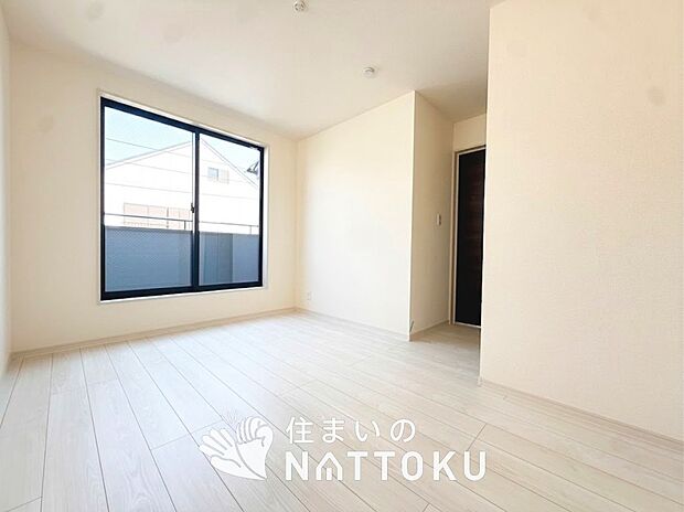 【現地写真(寝室)】木目の美しさを際立たせるシンプルデザインの建具を使用しています。