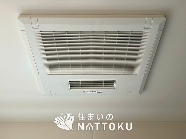 【電気式浴室暖房換気乾燥機】寒い冬場はあたたかく、暑い夏場は扇風機のような心地よさです。
雨の日は、浴室が衣類乾燥スペースになります。