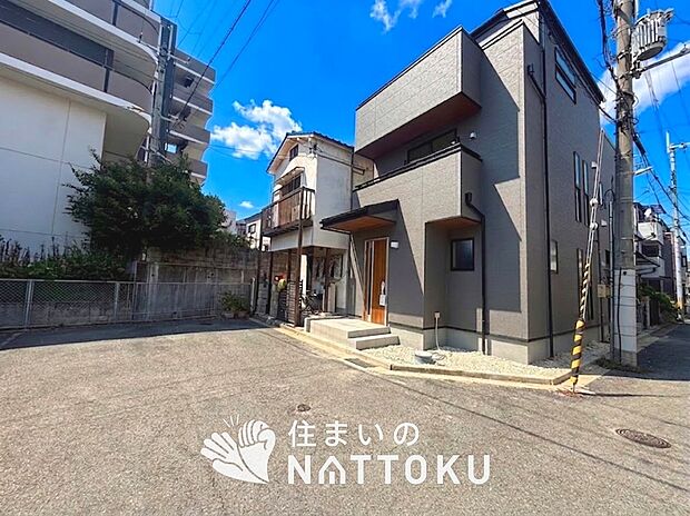 【現地写真(前道含む外観)】健康被害に配慮したもっとも安全性の高い建材を採用し、シックハウス対策をしております。