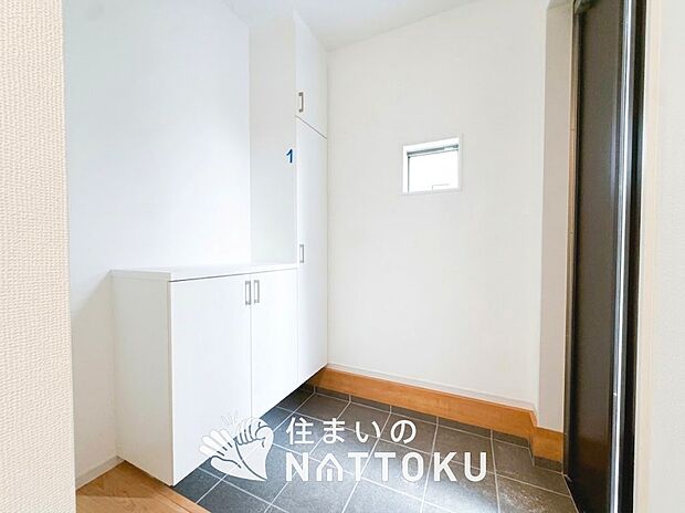 【現地写真(玄関)】玄関には、大型のシューズ収納を設置しています。