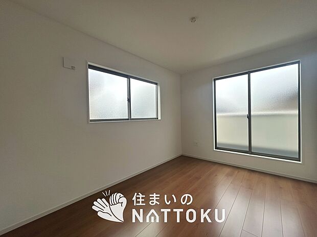 【現地写真(洋室)】木目の美しさを際立たせるシンプルデザインの建具を使用しています。