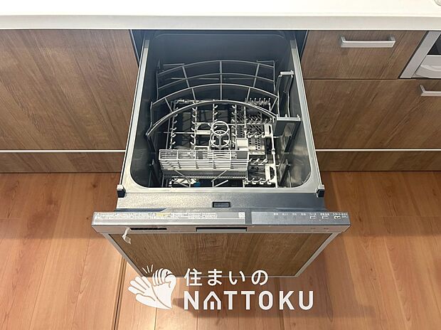 【食器洗い乾燥機】食後の時間にゆとりを与えてくれる食器洗い乾燥機。
操作ボタンも上面にあるので、腰をかがめずに操作ができラクラクです。